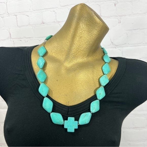 Statement necklace made of howlite stones and sterling silver wires & findings - Picture 8 of 9